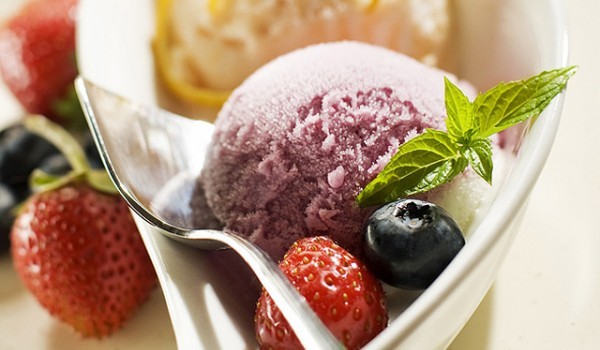 Пресни плодове със сладолед