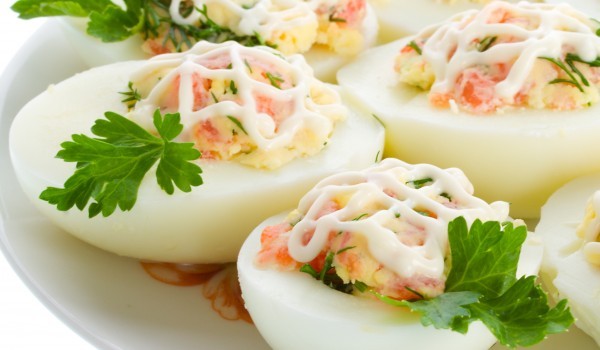 Фаршировани яйца с млечно-чеснов сос