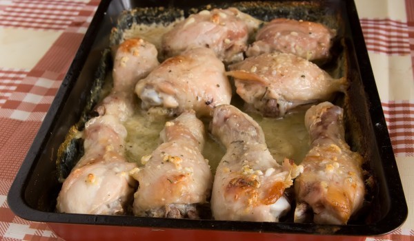 Пилешки бутчета с медено – чеснов сос