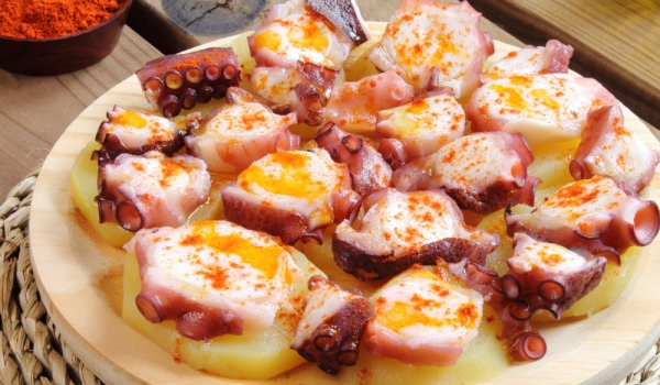 Октопод с картофи и масло от паприка