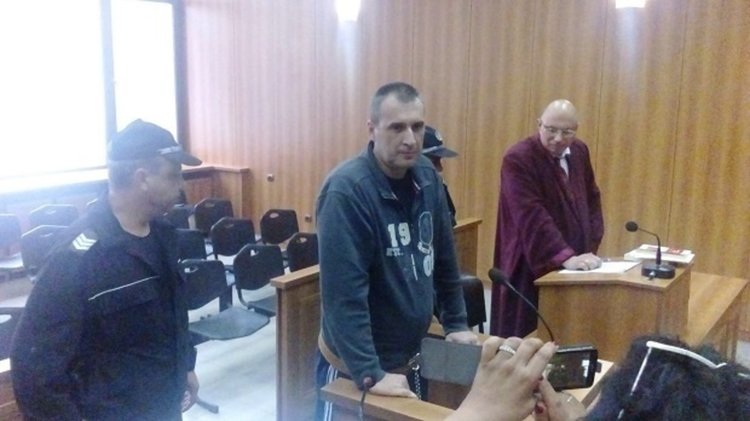 Съдът остави в ареста полицая, обвинен за убийството на родителите му