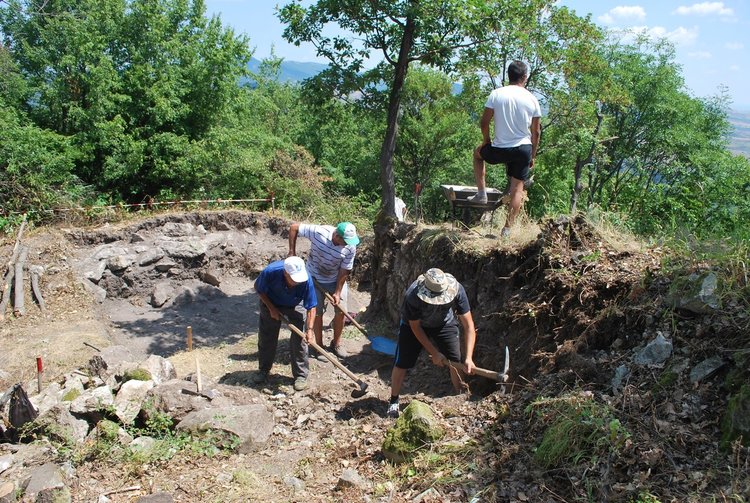 Разкопаха олтар и скална гробница на  светилището в  Хасара