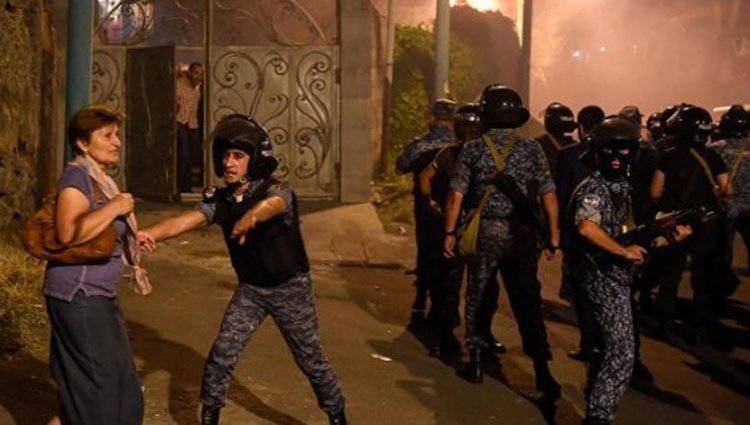165 арестувани след протест в Ереван