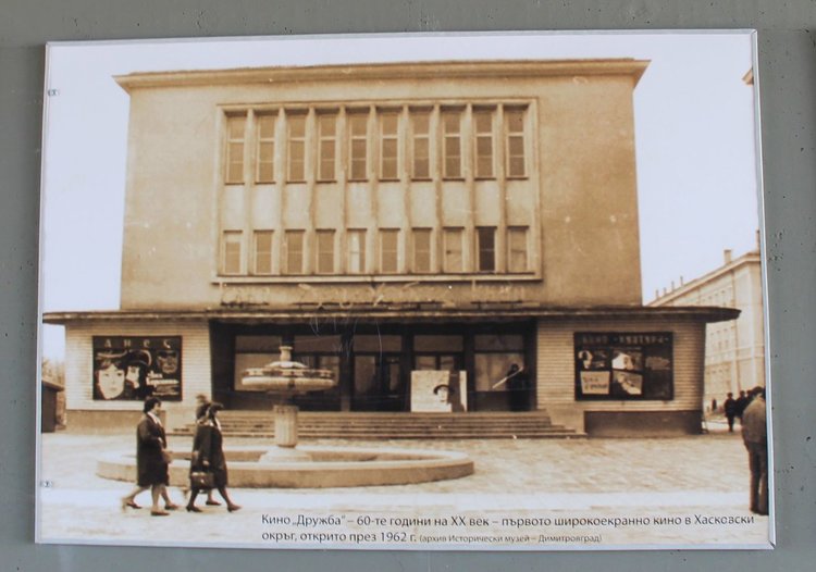 Общината: 1 304 лв. струва подновяването на изложбата в подлеза на Водната кула