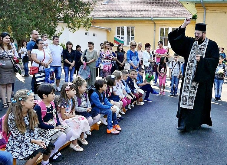 2120 ученици влизат в клас
