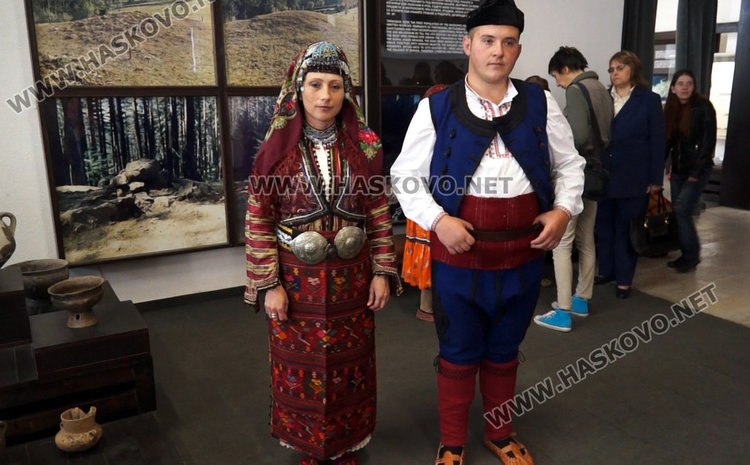 250 годишна родопска носия от Доспат събра погледите на ревю-спектакъл в Смолян