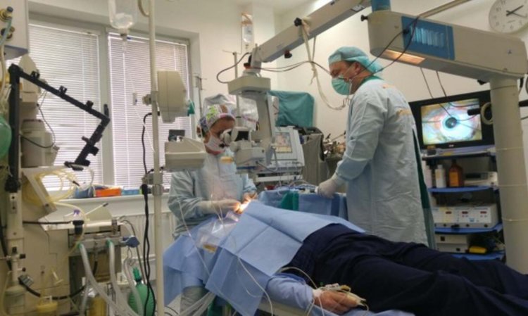 Лекари спасиха зрението на мъж в уникална операция
