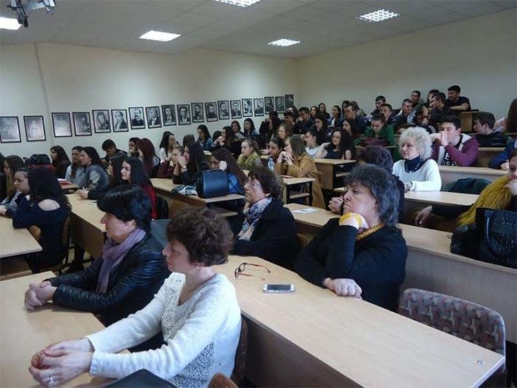 Оригинални бизнес идеи на алековци – плаващ нощен клуб и еко капсула