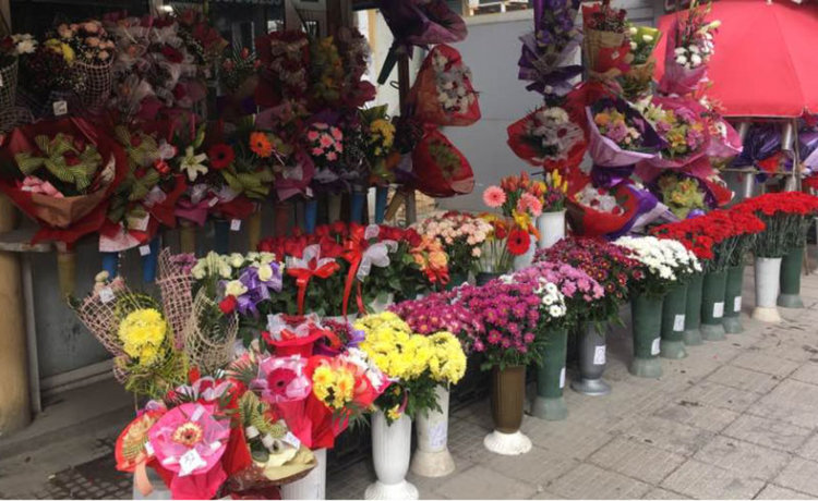 Осмомартенско настроение в Асеновград: Жени и цветя, цветя и жени (Снимки)