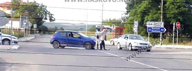 63-годишна варненка пренебрегна знак “Стоп“ в Баните и нацели колата на пловдивчанин