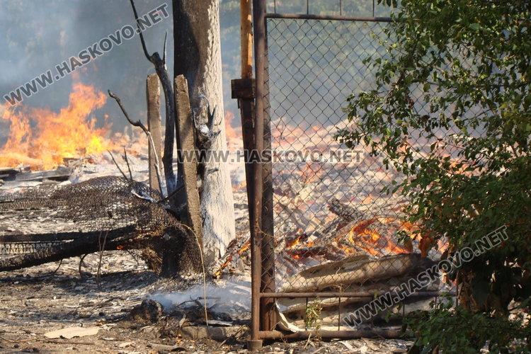 Изгоряха 100 бали слама в село Крепост