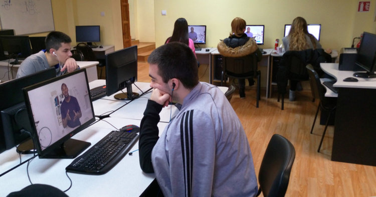 МОН разработва портал с електронни учебници и помагала