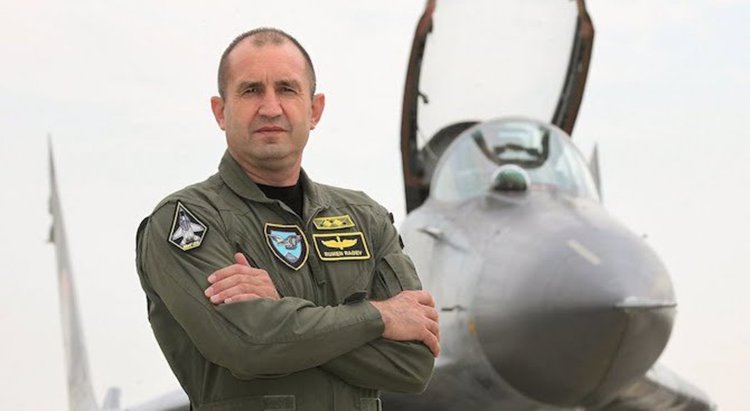 Президентът се включи на живо от подготовката си да лети с изтребителя Рафал (видео)