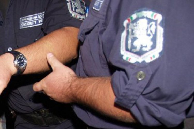 Пияна кърджалийка посяга на полицай, татко бие опонента на синчето си