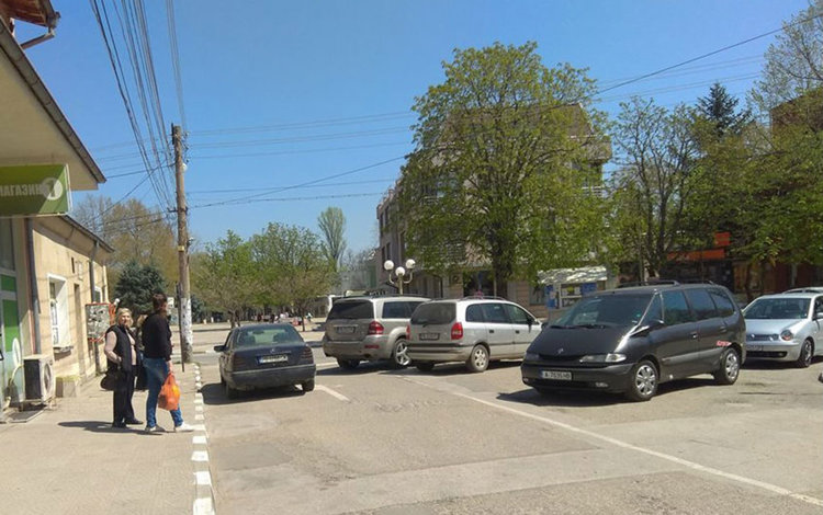 Липсата на паркоместа поставя въпроса за платен паркинг