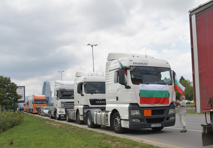 Превозвачите отново на протест, блокират страната