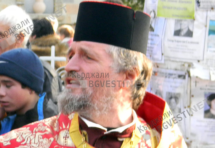 Отец Петър Гарена издава албум с народни песни