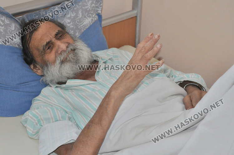 Болен, изоставен без документи на спирката мъж, намира покрив в Старческия дом в Хасково