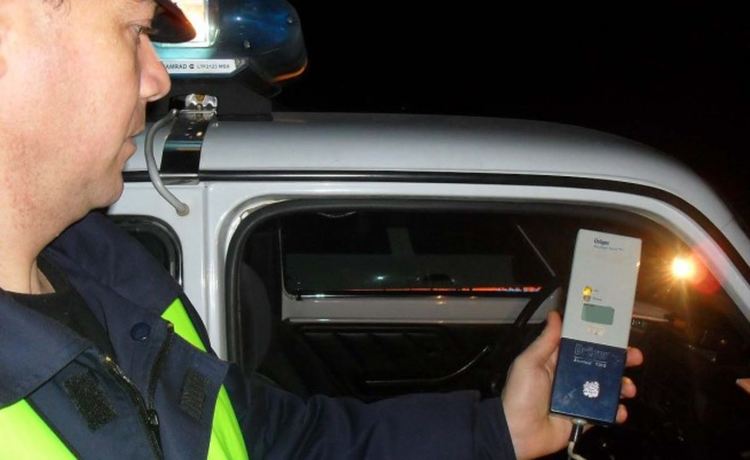 Двама младежи с алкохол зад волана задържа полицията 