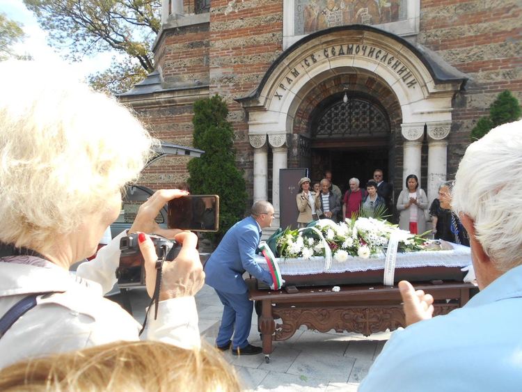 Народът изпрати с аплодисменти проф. Юлиaн Вучков