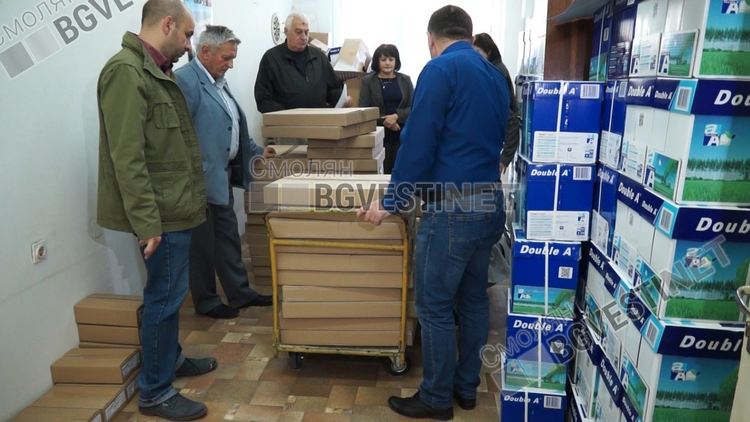 След скандал и жалби за нередности в охраната на бюлетините, шефът на ОИК Смолян отвори помещението пред журналисти