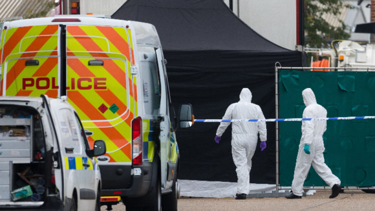 Британската полиция разпитва 4-ма заподозрени за камиона-ковчег