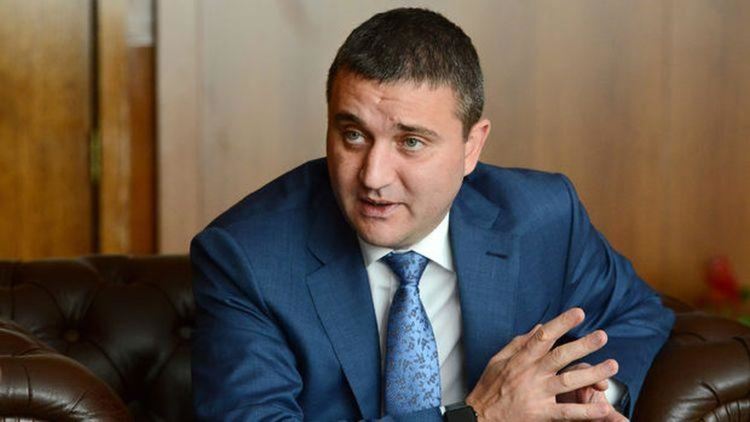 Пенсиите ще се вдигнат от първи юли, въпреки кризата, увери финансовият министър