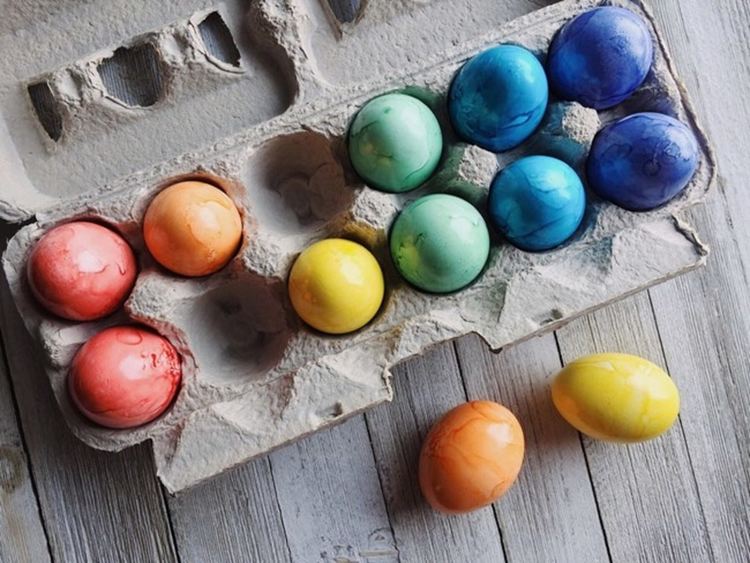 Как да боядисаме яйца с естествени оцветители