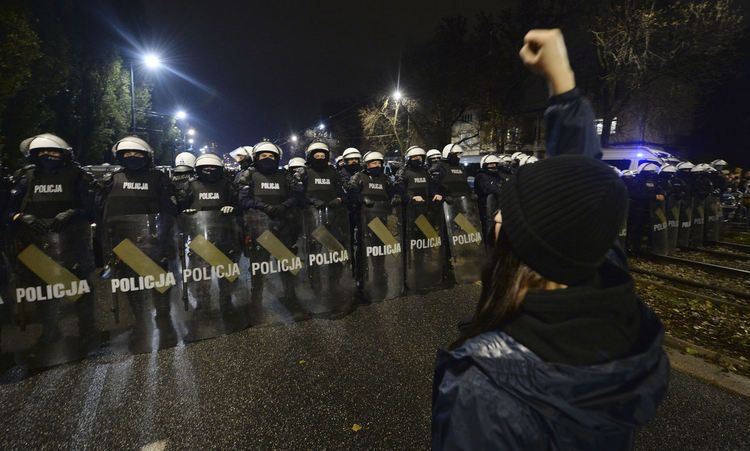 Трети ден протести в Полша срещу почти пълната забрана на абортите в страната
