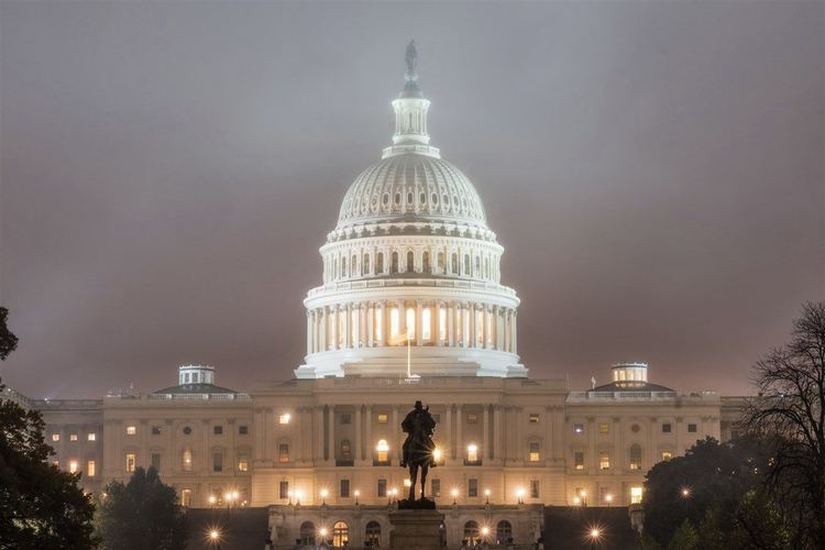 Американският конгрес отложи шътдауна с 24 часа