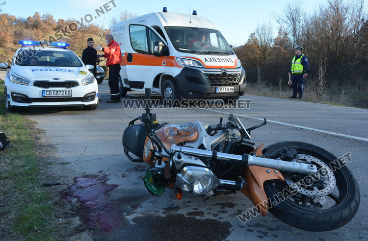Двама мотористи пострадаха, единият се блъсна в кола