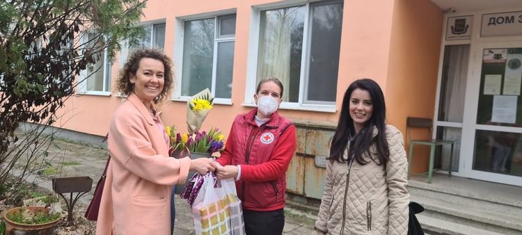 Петя Михалевска и Есен Устренска зарадваха с подаръци дамите в Дома за стари хора в Кърджали