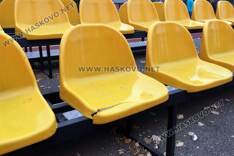 Три момчета потрошиха седалки на спортна площадка в димитровградска гимназия