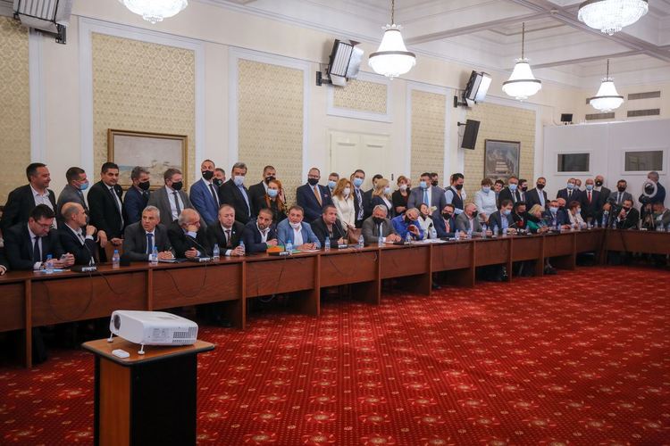 Министър Аврамова избяга от изслушването за Подпорния хотел на Алепу