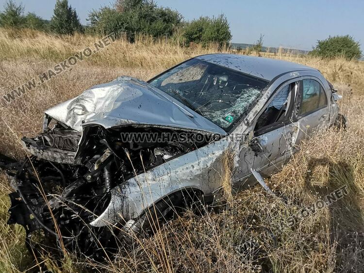 Мерцедес излетя от пътя, двама пострадаха