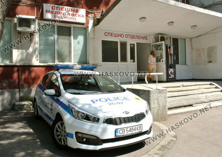 Опел се блъсна в три паркирани коли и се обърна по таван, двама пострадаха