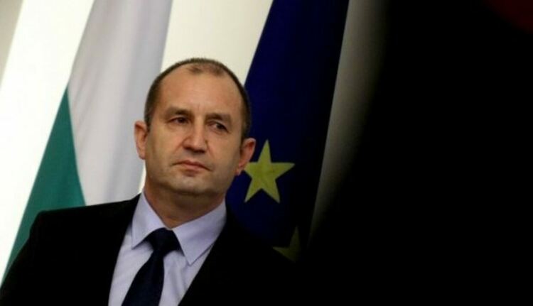 Радев заминава за Варшава