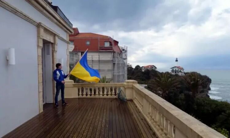 Активисти развяха украинското знаме във фамилния замък на Путин във Франция