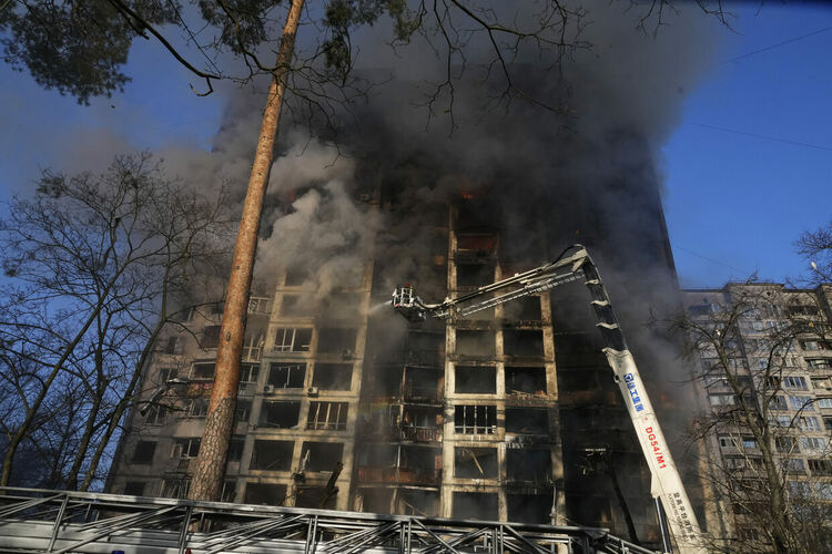 Най-малко двама убити при удар срещу жилищен блок в Киев