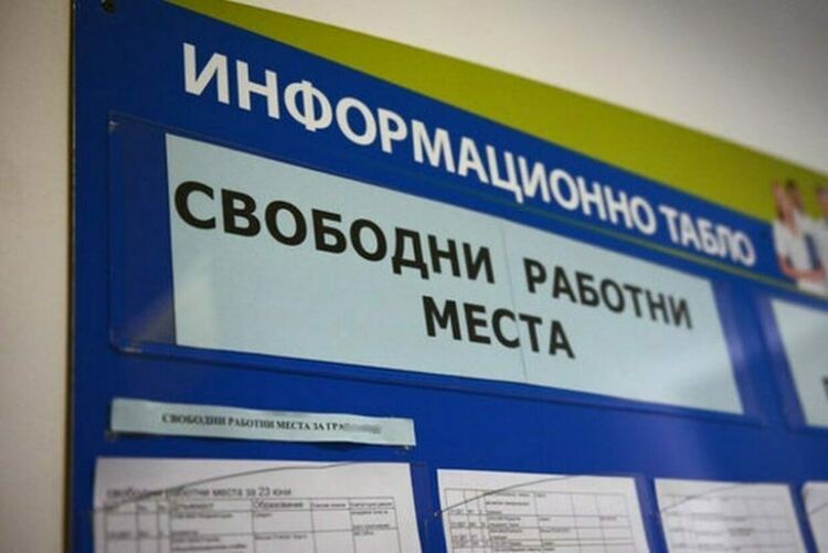 Продължава търсенето на продавачи и касиери
