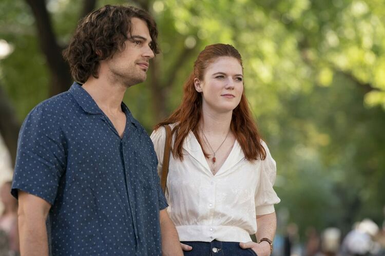 Тео Джеймс и Роуз Лесли от днес в HBO Max в „Жената на пътешественика във времето“