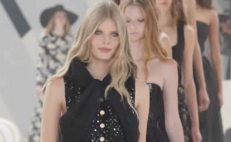 Шоуто на Chanel - "небрежна" висша мода с джобове на музика от Фарел Уилямс