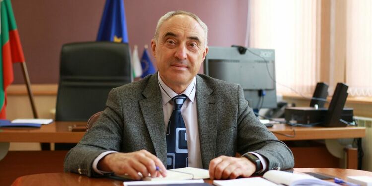Ангел Стоев: Държавата наема още строителна техника за разчистване пострадалите села в Карловско