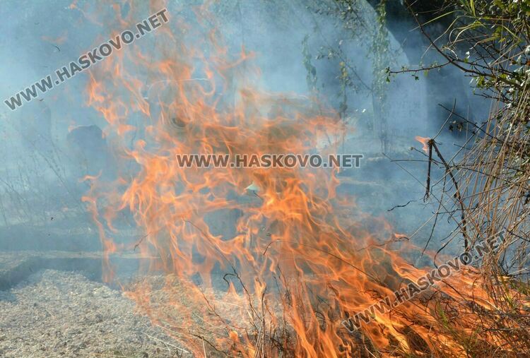 Възрастна жена пострада при пожар в двора на къщата си
