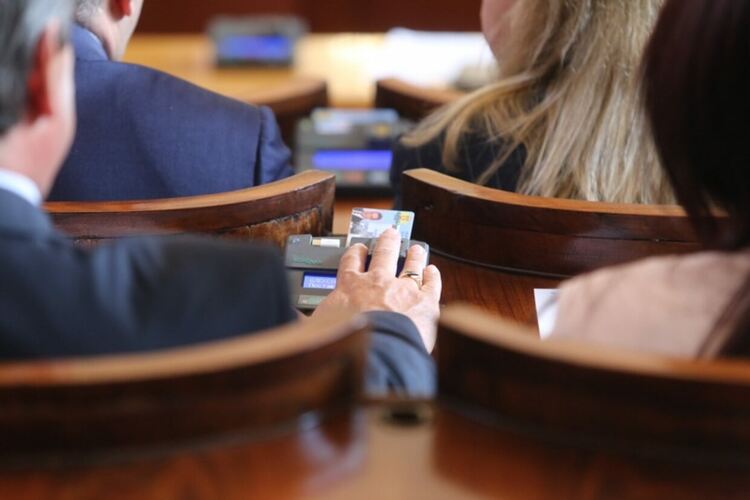 Парламентът прие антикорупционните закони