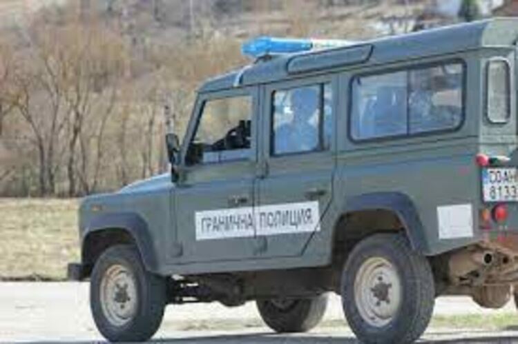 Граничен патрул спаси измръзнали баща и дете край Драгоман