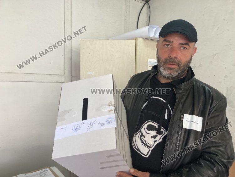 В секция в Хасковско сложиха кашон заради изгубена урна