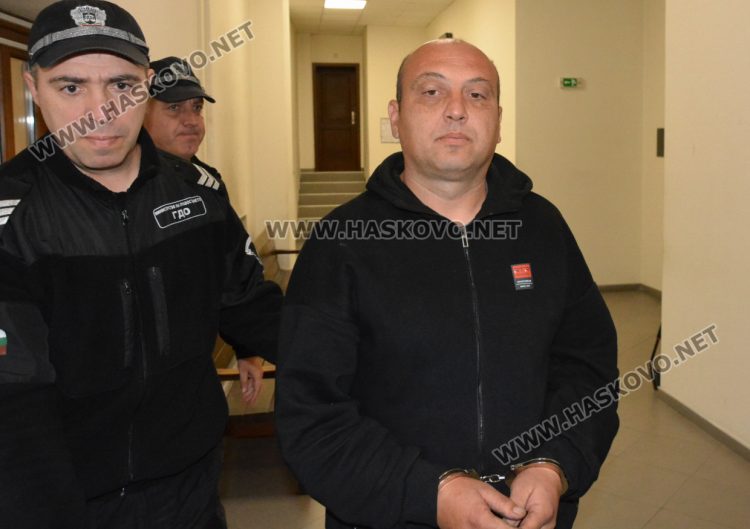 Пробация за незаконния търговец с брадвата, заканил се с убийство на полицаи