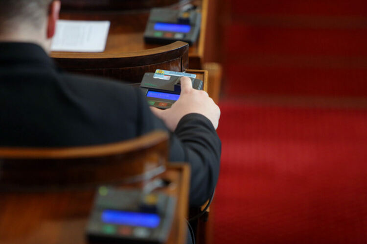 Депутатите приеха на първо четене промени в Семейния кодекс