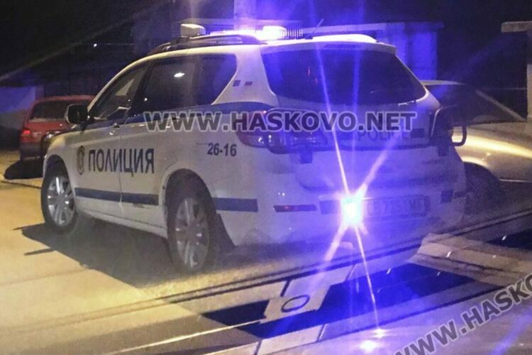 Водач изостави кола при полицейска гонка, откриха незаконни оръжия и боеприпаси